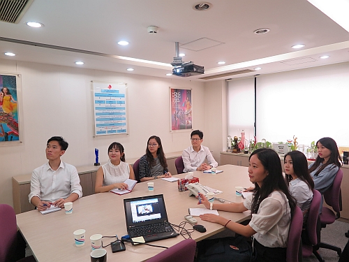 圖示香港大學、香港中文大學、香港科技大學、香港教育大學、香港城市大學及香港浸會大學的學生了解旅發局如何在內地推廣香港旅遊業。