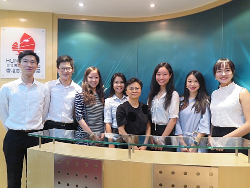 圖示李念昭（右四）與香港大學、香港中文大學、香港科技大學、香港教育大學、香港城市大學及香港浸會大學的學生合照。