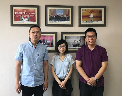 駐山東聯絡處副主任李嘉欣（中）與山東大學國際事務部港澳台辦公室副主任姬銳（左）等合照