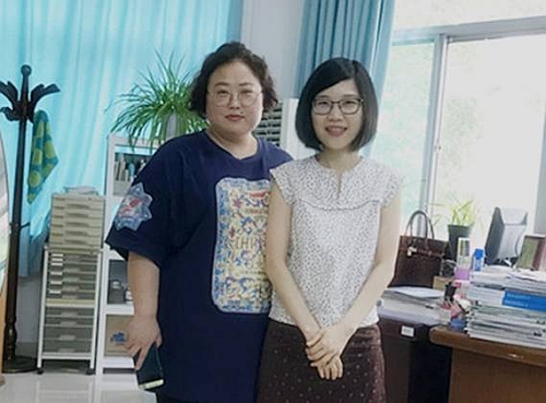 駐山東聯絡處副主任李嘉欣（右）與山東中醫藥大學國際交流合作處副處長金一蘭（左）合照