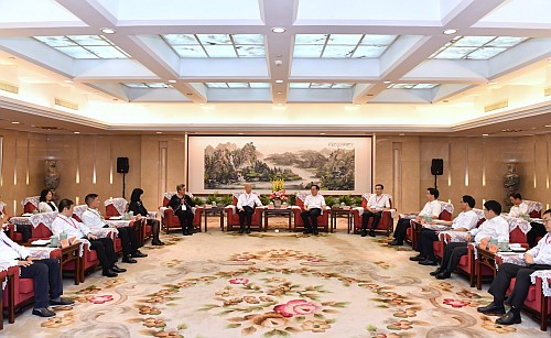 駐上海經濟貿易辦事處主任鄧仲敏（左四）、駐浙江聯絡處主任廖鳳嫻（左一）與浙江省委書記車俊（右五）及中聯辦副主任何靖（右四）等會面，其他出席嘉賓代表包括香港浙聯會會長詹耀良（左六）、榮譽會長范徐麗泰（左五）等。