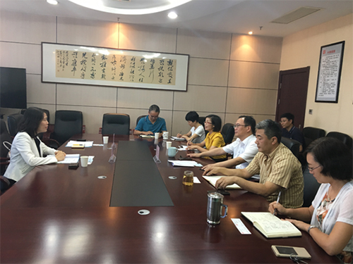 駐浙江聯絡處主任廖鳳嫻（左）與衢州市商務局局長方法（右三）等會面。