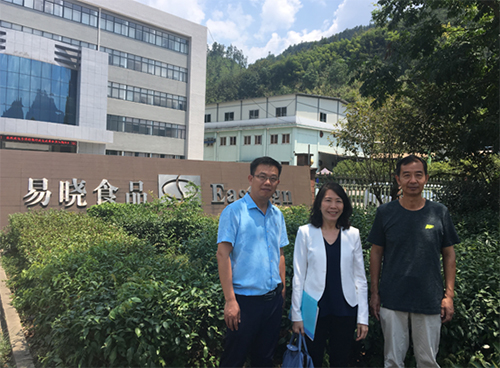 駐浙江聯絡處主任廖鳳嫻（中）與易曉食品（衢州）有限公司總經理張躍（右）會面。