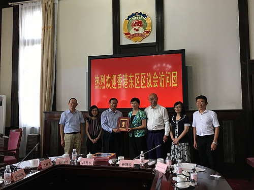 駐山東聯絡處副主任李嘉欣（左二）與青島市人大常委會副主任劉聖珍（中）、東區區議會主席黃建彬（左三）、青島市委統戰部副部長王吉春（左一）合照