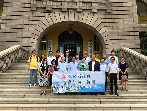 駐山東聯絡處副主任李嘉欣（第一排左二）與青島市人大常委會副主任劉聖珍（第一排右五）、東區區議會主席黃建彬（第一排左四）、青島市委統戰部副部長王吉春（第一排左三）合照