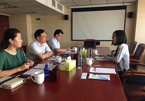 駐山東聯絡處副主任李嘉欣（右）與山東省教育廳國際交流與合作處處長江雨（左二）等人會面照