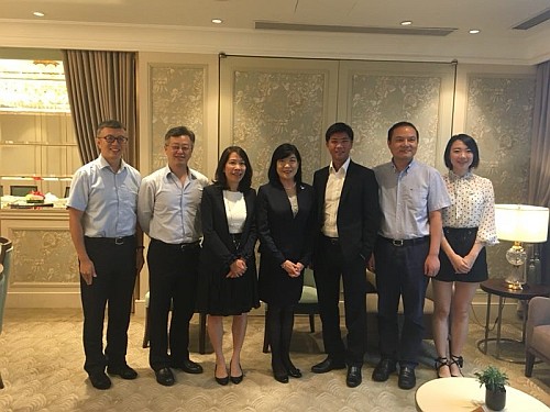 駐滬辦主任鄧仲敏（中）、駐浙江聯絡處主任廖鳳嫻（左三）與杭州蕭山國際機場有限公司副總經理賈步韋先生（左一）、嘉里置業（杭州）有限公司財務總監陳宗武先生（左二）、九龍倉（杭州）置業有限公司董事兼總經理翟凱傑先生（右三）、浙江凱馬控股有限公司董事長柯國宏先生（右二）及中國香港（地區）商會 — 浙江秘書處秘書陳小葉女士（右一）合影。