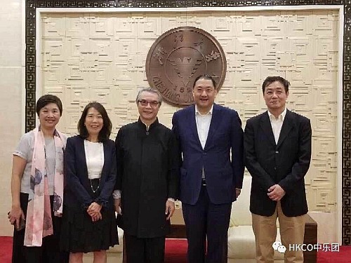 駐浙江聯絡處主任廖鳳嫻（左二）與閻惠昌總監（中）及香港中樂團人員合影。
