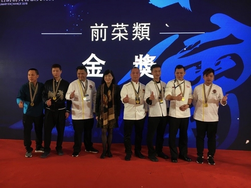 駐滬辦主任鄧仲敏與得獎者合影