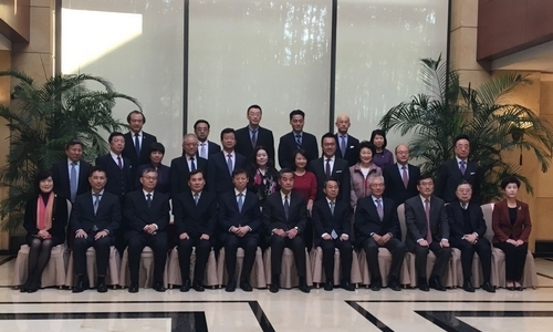 駐滬辦主任（左一）與出席研討會的嘉賓合影［全國政協副主席梁振英（左六）、上海市政協主席董雲虎（右五）、上海市副市長許昆林（左五）、上海市政協副主席徐逸波（左四）、全國港澳研究會會長徐澤（右四）、上海社會科學院院長張道根（左三）、香港明天更好基金主席陳啓宗（右一）］。
