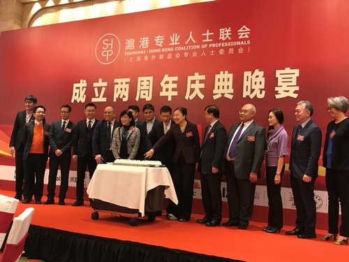 駐滬辦主任鄧仲敏（左六）與嘉賓合影