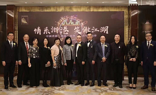 駐滬辦主任鄧仲敏（左六）及駐浙江聯絡處主任廖鳳嫻（左四）與中國香港（地區）商會會長蕭惠君（左五）、中國香港（地區）商會 — 浙江常務副會長高錦滔（右六）、名譽會長歐鎮江（右五）、副會長冼素文（左三）、中國香港（地區）商會 — 青島會長李成祚（左二）、名譽會長麥世頌（左一）及其他晚會嘉賓合影