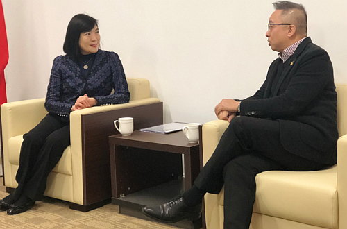 中國香港（地區）商會 — 浙江常務副會長高錦滔（右）向駐滬辦主任鄧仲敏（左）介紹「香港 — 杭州創新創業服務中心」運作情況
