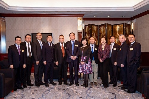 駐滬辦主任（右六）與上海市發改委副主任朱民先生（左五）、上海市經信委副主任戎之勤先生（左六）、香港科技園公司主席查毅超博士（左二）、中國香港（地區）商會 — 上海會長李劍鋒先生（右二）、上海香港聯會會長張國正先生（右三）、上海閔行港澳沙龍會長趙麗娟女士（右四）、滬港青年會榮譽會長李可莊先生（右五）、中國香港（地區）商會 — 上海副會長黃有權先生（右一）、滬港經濟發展協會副會長施榮恒先生（左三）、上海香港聯會副會長梁桂泉先生（左一）及中國香港（地區）商會 — 上海副會長兼秘書長鍾永喜先生（左四）合影。