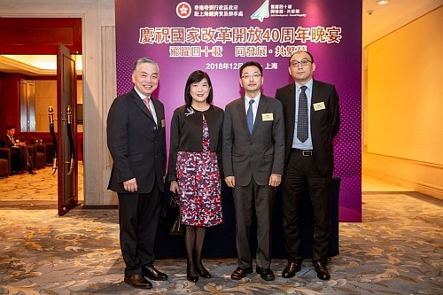 駐滬辦主任（左二）與上海市商務委副主任楊朝先生（右二）、中國香港（地區）商會 — 上海會長李劍鋒先生（左一）及上海市商務委外商投資促進處（台港澳商務處）副處長陳昊先生（右二）合影。