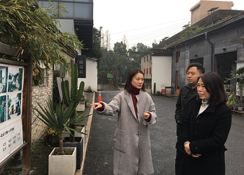 駐浙江聯絡處主任廖鳳嫻（右）一行聽取鳳凰御園文化創意產業園區辦公室主任張博璟（左）介紹園區。