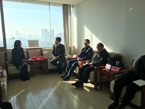 駐山東聯絡處副主任李嘉欣（左）與泰安市文化和旅遊局局長李華民（右三）等會面照