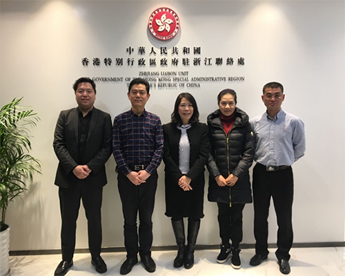 駐浙江聯絡處主任廖鳳嫻（中）與紹興市港澳事務辦公室主任陳皆燁（左二）一行合影。