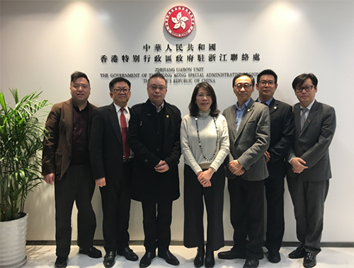 駐浙江聯絡處主任廖鳳嫻（中）與中國香港（地區）商會 — 浙江常務副會長高錦滔（左三）和執行委員合影。
