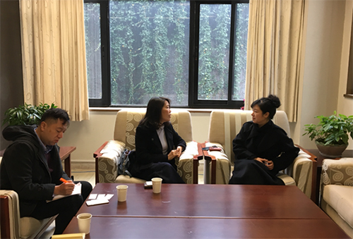 駐浙江聯絡處主任廖鳳嫻（中）與中國美術學院港澳台辦公室主任江河（右）會面。