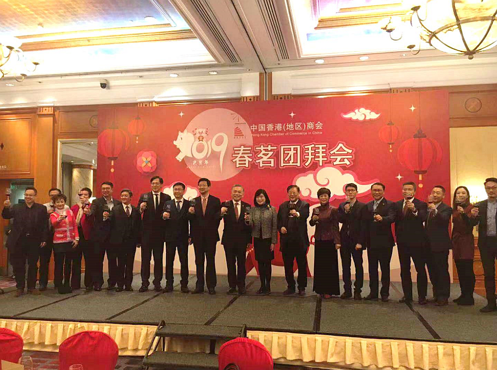 駐滬辦主任鄧仲敏與商會會長李劍鋒、上海市港澳辦副主任周亞軍及中國香港（地區）商會 – 上海執委合照