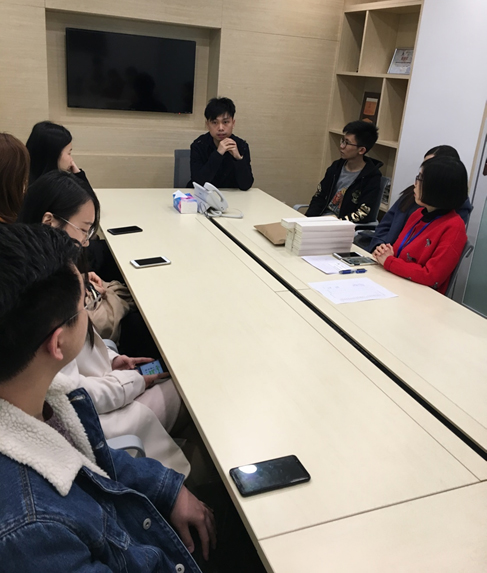 黃廣俊中醫師（中）為在濟南就讀的香港同學們分享畢業後回港發展事業的經驗