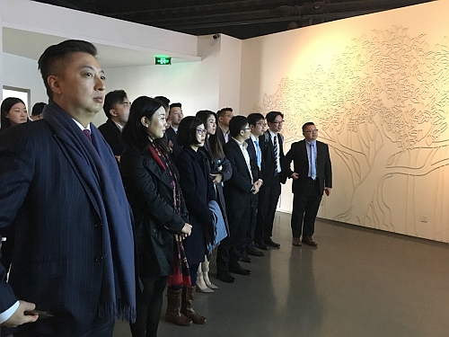 駐山東聯絡處副主任李嘉欣（左三）考察海爾信息產業園
