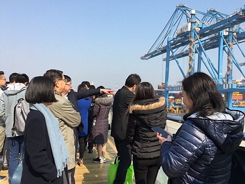駐山東聯絡處副主任李嘉欣（左一）考察青島自裝卸碼頭