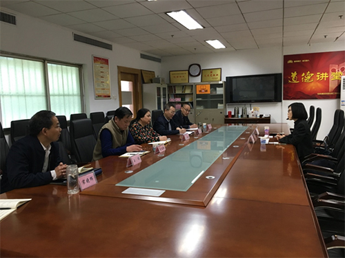 駐山東聯絡處副主任李嘉欣（右）與濰坊市人民政府台灣事務辦公室主任劉金鳳（左三）等會面