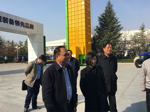 駐山東聯絡處副主任李嘉欣（右一）考察雷沃重工股份有限公司