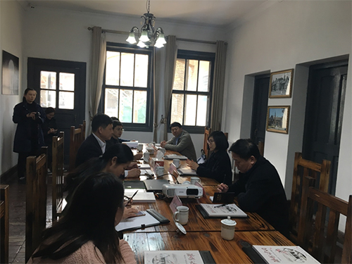 駐山東聯絡處副主任李嘉欣（右二）與濰坊市奎文經濟開發區管委會主任王松春（左三）會面