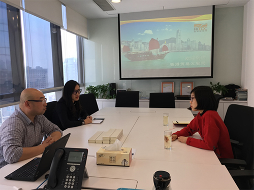 駐山東聯絡處副主任李嘉欣（右）與香港貿易發展局青島代表處市場推廣副主任李大磊（左一）會面