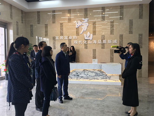 駐山東聯絡處副主任李嘉欣（左二）考察嶗山區城市發展展示中心