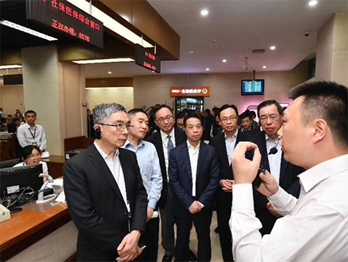 國務院港澳事務辦公室副主任黃柳權（中）、立法會主席梁君彥（右二）、政制及內地事務局局長聶德權（右三）、財經事務及庫務局局長劉怡翔（左一）及創新及科技局局長楊偉雄（左三）聽取杭州「市民之家」有關政務民生服務的介紹。