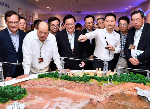 杭州林東新能源科技股份有限公司總裁林東（右三）向立法會主席梁君彥（右一）、政制及內地事務局局長聶德權（右五）及立法會訪問團成員介紹海洋潮流能發電技術的模型示範。