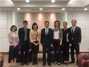 商務委副主任楊朝（右四）一行與駐滬辦主任鄧仲敏（左三）一行合影留念