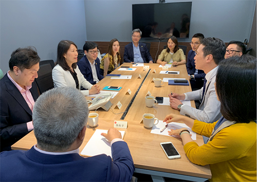 駐浙江聯絡處主任廖鳳嫻（左二）與中國香港（地區）商會—浙江會長湯耀光（右二）及執委會成員會面。