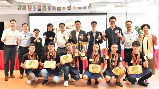 駐滬辦經貿關係總監（後排右四）等評委與國際金茶王大賽2019（港式奶茶）華東賽區獲獎者合影