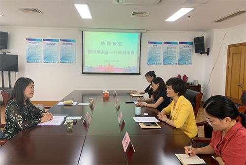駐浙江聯絡處主任廖鳳嫻（左）一行與湖州市外事辦主任臧學萍（右二）會面。