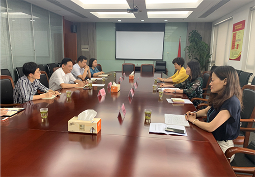 駐浙江聯絡處主任廖鳳嫻（右二）一行與湖州市商務局局長褚連榮（左二）會面。