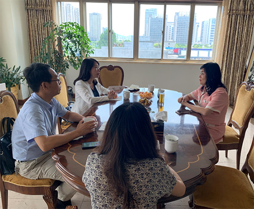 駐浙江聯絡處主任廖鳳嫻（左二）、湖州市外事辦副主任徐汝忠（左一）聽取港資企業江南車城董事長黃紅（右）介紹集團概況。