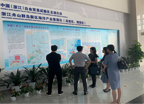 駐滬辦主任（右三）及駐浙江聯絡處主任（右二）聽取舟山群島新區海洋產業集聚區管委會介紹舟山群島新區海洋產業集聚區的最新概況。