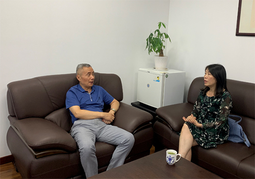 駐浙江聯絡處主任廖鳳嫻（右）與寧波市僑務辦公室主任顧正為（左）會面。