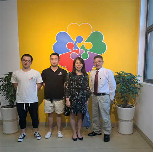 駐浙江聯絡處主任廖鳳嫻（右二）參觀寧波北侖怡星培訓學校，並與總經理吳偉強（右一）及學校老師合影。