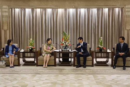 律政司司長鄭若驊資深大律師（左二）聯同香港法律和爭議解決業界人士與上海市人民政府副市長許昆林（右二）會面。