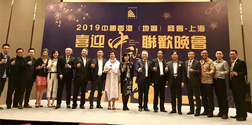 駐滬辦主任鄧仲敏與中國香港（地區）商會–上海會長李劍鋒及商會執委合照