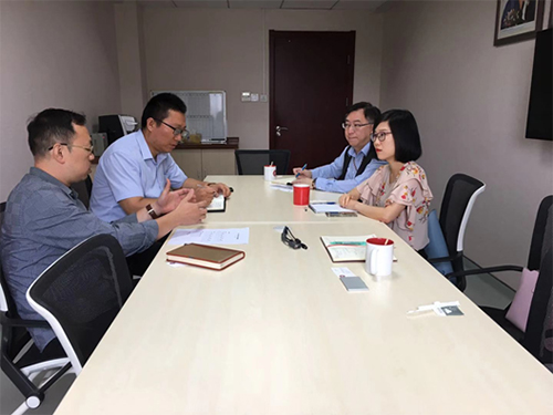 駐山東聯絡處副主任李嘉欣（右一）和方明遠（右二）與山東大學港澳台事務辦公室副主任姬銳（左一）等會面
