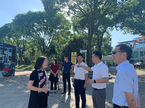 2019年9月18日下午，駐浙江聯絡處主任廖鳳嫻（左）參觀香港路橋同鄉會路橋香港青年產業園，與台州市港澳辦主任金敬中（右一）、台州市路橋區副區長郭雪劍（右三）聽取路橋旅港同鄉置業有限公司總經理徐郡(右二)介紹產業園。
