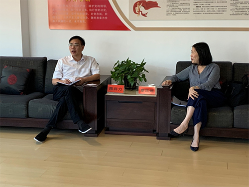 2019年9月19日上午，駐浙江聯絡處主任廖鳳嫻（右）與台州市商務局局長陳肖力（左）等會面，雙方就香港、台州兩地的經貿合作交流情況交換意見，並希望此後兩地可加強、加深合作交流。