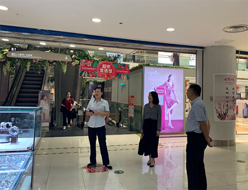 2019年9月19日上午，駐浙江聯絡處主任廖鳳嫻（中）聽取港資企業耀達集團常務副總經理詹家寶（右）介紹耀達百貨的經營運作、入駐品牌等詳細情況。